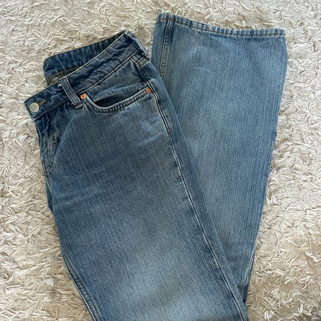 Svinsnygga lågmidjade bootcut jeans  - 1