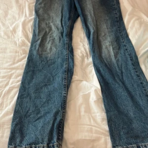 Blåa wide jeans från ASOS Design - Säljer ett par blåa jeans från ASOS Design i klassisk denim med breda ben och normal passform. Bra skick förutom att dem är lite uppskavda i hälen. Nypris: ca 500kr. Pris går att diskutera❣️