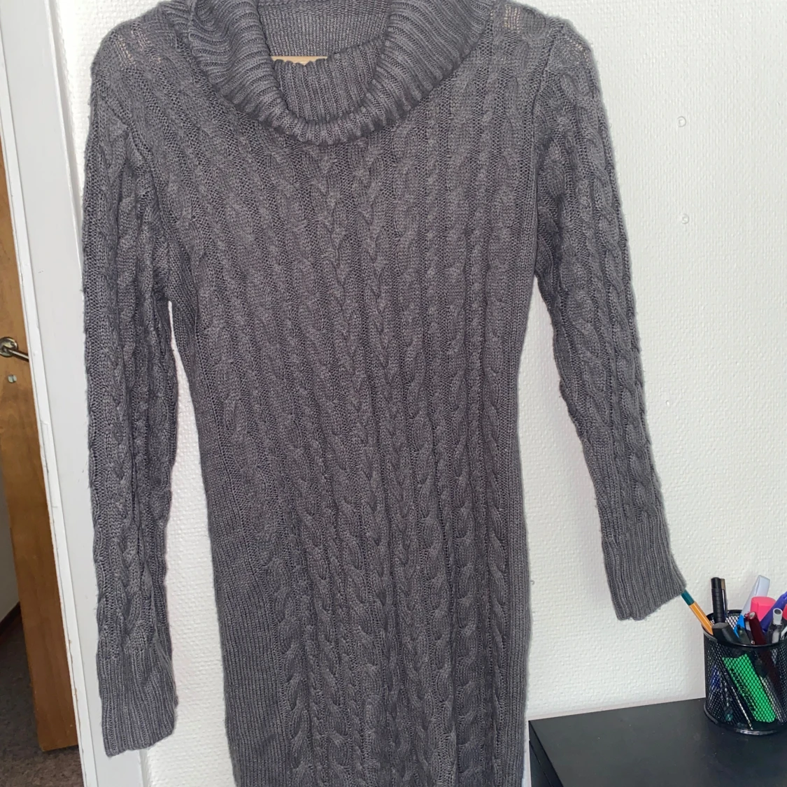 Grå stickad långklänning med polokrage