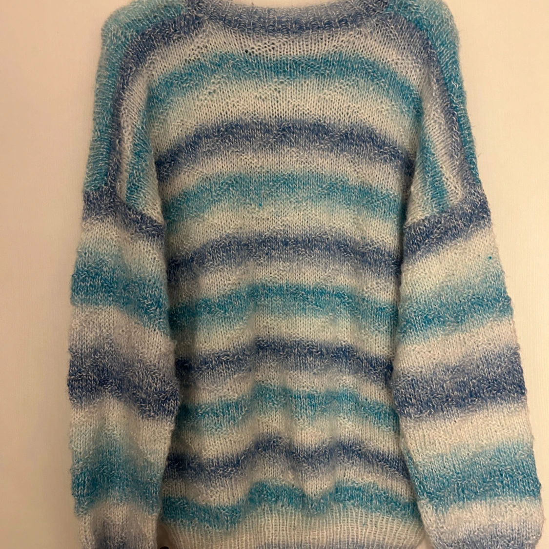Randig stickad tröja i blått och vitt - 1