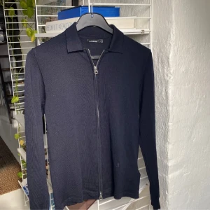J. Lindeberg zip kofta - Marinblå zip tröja från J. Lindeberg, endast använd fåtal gånger och därför mycket bra skick.