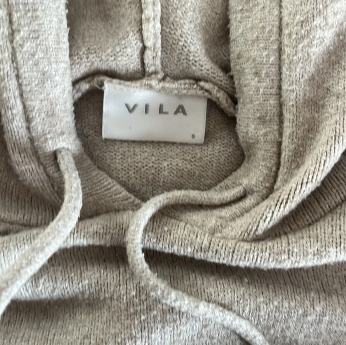 Beige stickad hoodie från VILA - 1