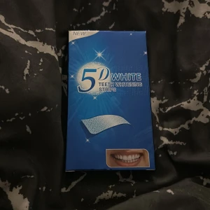 5D White Teeth Whitening Strips - 5D White Teeth Whitening Strips för effektiv tandblekning hemma. Ny, oöppnad förpackning. Enkel applicering, synliga resultat. Innehåller 14 par av 28 stycken strips. Förvaras torrt och svalt. Perfekt för dig som vill ha ett vitare leende snabbt och smidigt.