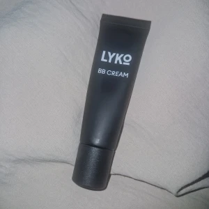 BB Cream - Helt ny BB Cream från Lyko oen stilren svart tub på 30 ml. Ger en naturlig finish och jämnar ut hudtonen. Perfekt för dig som vill ha en lätt täckning och återfuktning i ett steg. Smidig att ta med i väskan och enkel att applicera med fingrar eller svamp. Säljes pga felköp av färg. Färg nr 4