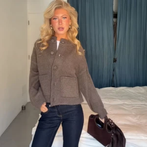 Brun kofta med knappar - Såå snygg kofta/ cardigan