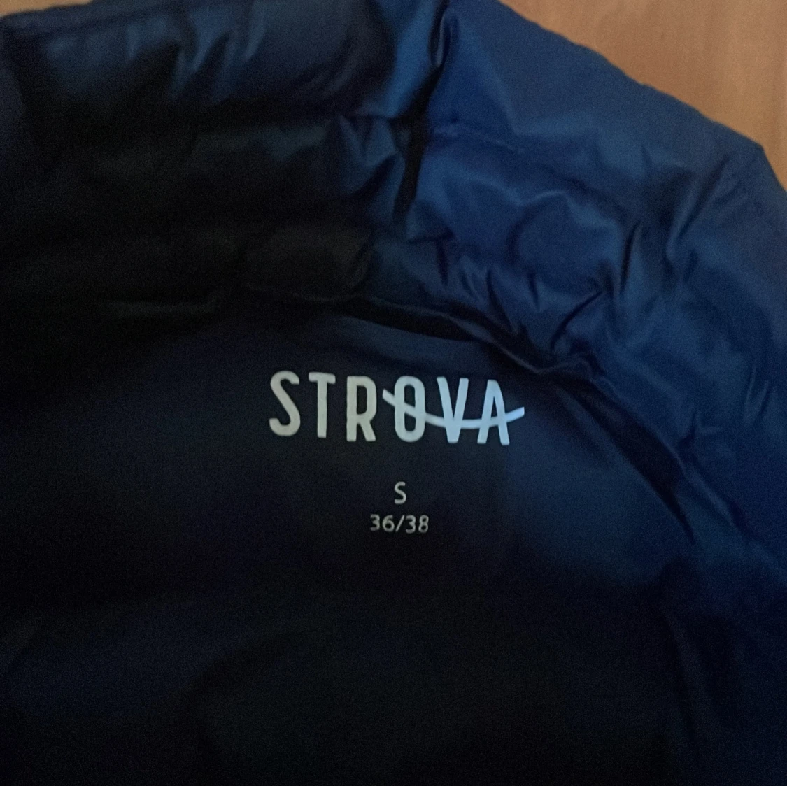 Två västar en mörkblå från strova och en svart från kappahl. En av dem 170kr styck / båda 299kr - 3