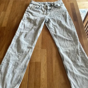 Ljusgrå jeans från Gant, 176 cm - (Skicka bud)kostar 900ny.Snygga ljusgrå jeans från Gant i klassisk femficksmodell. Jeansen har raka ben och normal passform, tillverkade i bomull med en cool tvättad look. Perfekta för dig som gillar stilrena och tidlösa jeans med en modern touch.
