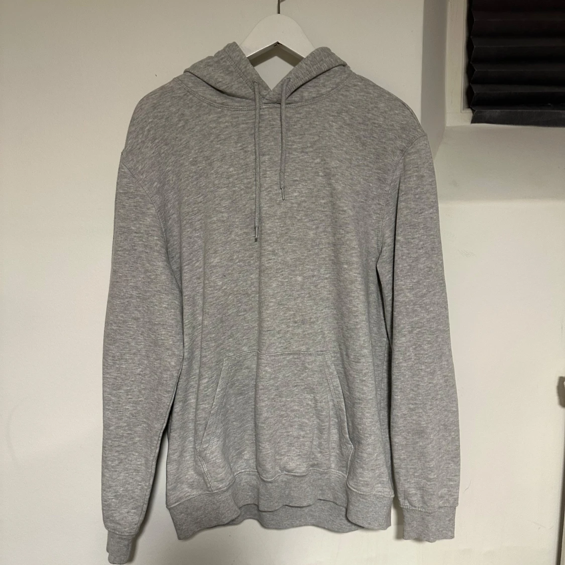 Grå och vit hoodie med huva - 2