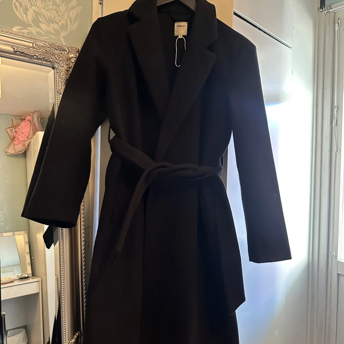 Svart kappa från ONLY med bälte