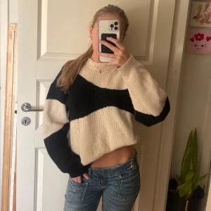 Beige och svart stickad tröja - Säljer en jättefin cool stickad tröja! Passar perfekt till hösten, köpt på vinted. Hör av dig om du har någon fråga💕