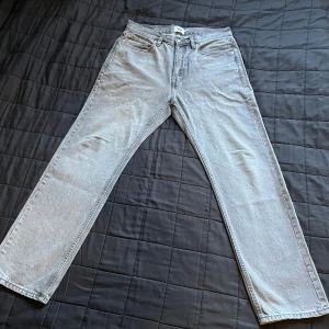 Grå jeans straight fit - Säljer ett par  jeans i ljusgrå tvätt. De har rak passform. Byxorna är knappt använda och är i väldigt fint skick!