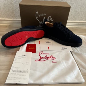 Christian Louboutin svarta sneakers mocka - Christian Louboutin Sneakers – Storlek 41 ✨ 	•	Exklusiva mörkblå sneakers med den ikoniska röda sulan 	•	Storlek: 41 	•	Kommer med originalbox, dust bag, taggar, kvitto och alla tillbehör 	•	Klassisk, tidlös design – både lyxig och bekväm 	•	I mycket fint skick (se på bilderna) Skriv gärna om du har frågor. Obs (skorna skickas inom 24 timmar av köp)