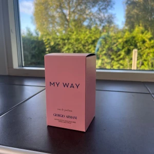 Giorgio Armani My Way EdP 50ml - Upptäck My Way från Giorgio Armani – en elegant eau de parfum i snygg design. Flaskan rymmer 90 ml och är påfyllningsbar. Perfekt för dig som vill sticka ut med en ikonisk doft och stilren look. Helt ny. 