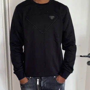 Prada tröja strl M - Storlek M. Helt ny. Fin replika med grym kvalitet. Normal i passformen. Modellen är 175cm väger 67 kg, bär M. Pris: 1000kr