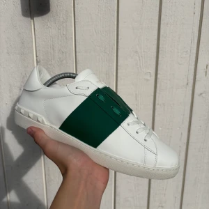 Valentino grön 44 - Säljer dessa i st 44 Skickar samma dag! Hör av er vid funderingar🙌🏻