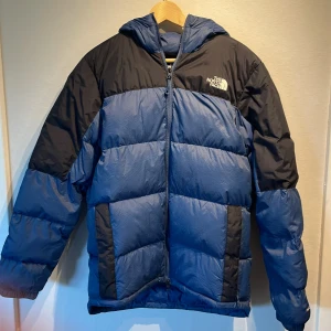 The north face vinterjacka - Säljer en snygg the north face vinter jacka som är i bra skick. Nypris ligger på 3 800 kr. Om ni har frågor eller vill se fler bilder är det bara att skriva!!