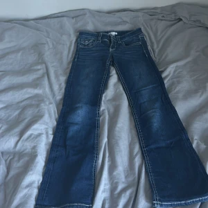 Blå bootcut jeans från Gina Tricot - Blåa basic jeans från Gina tricot. Inte sönder eller tecken på att de är på väg att bli hål dom är  andvända ganska många gånger men fortfarande i bra skick. 