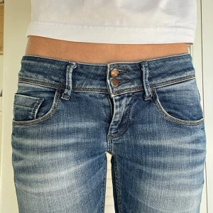 Lågmidjade jeans  - Midjemått tvärsöver: 38cm Midjehöjd: 16-17cm Inerbens längd: 77-78cm. Jag är ca 165💕 Slriv om du vill ha fler bilder