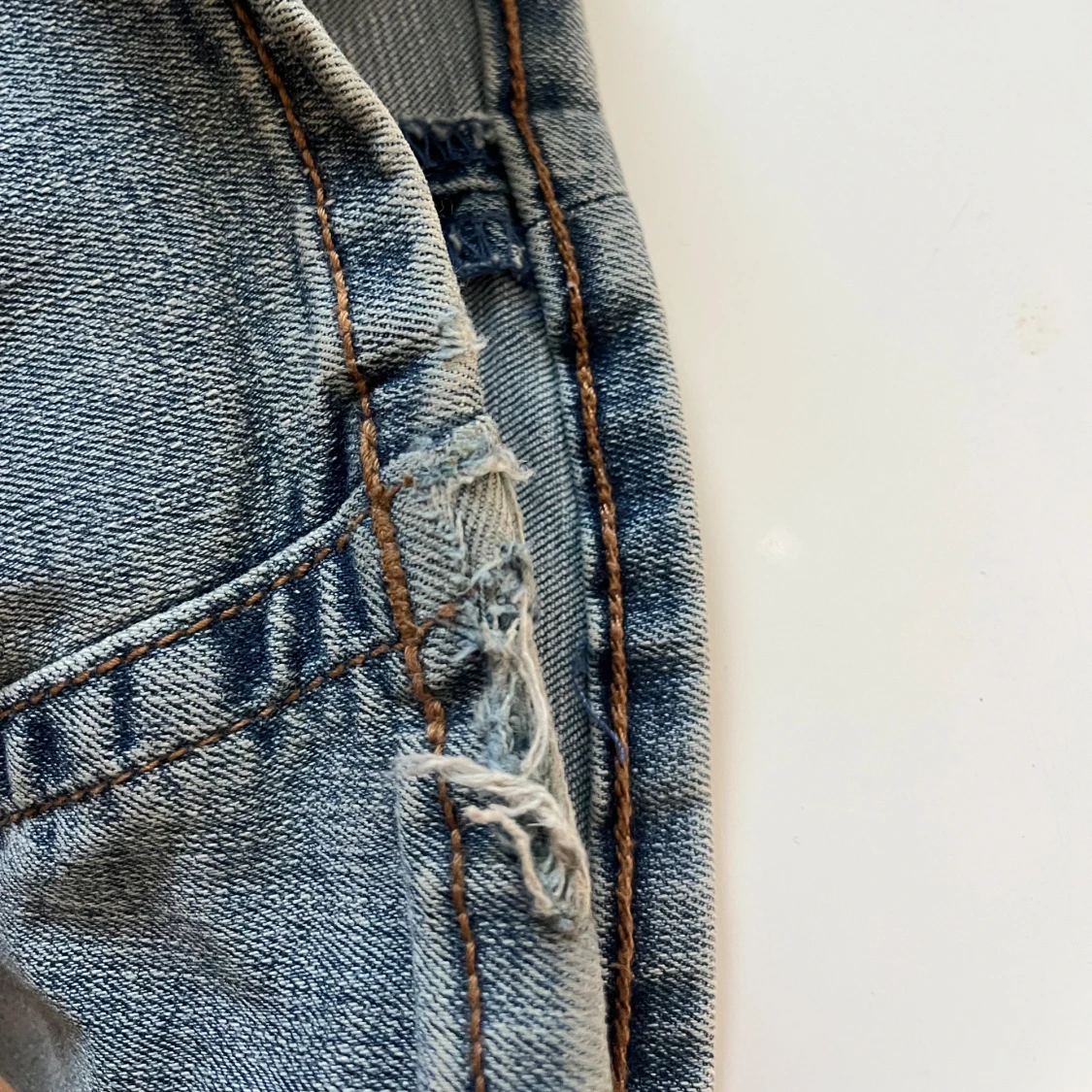 Ljusblå bootcut jeans från True Religion - 4