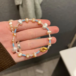 Armband, sötvattenspärlor  - Äkta sötvattens pärlor. Kolla gärna in mina andra smycken jag gjort🥰 Jag samfraktar även allt ni vill ha. Skriv till mig vid frågor eller bilder
