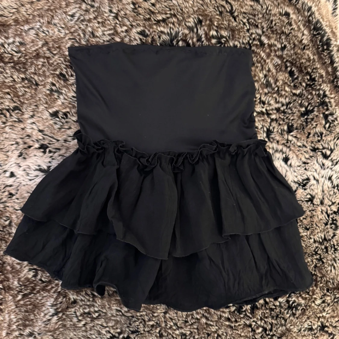 Svart axelbandslös topp med volanger - 93