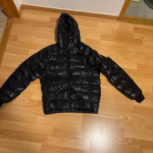 Svart peakperformance jacka med luva  - Hej, säljer min peakperformance vinterjacka där den inte längre är till användning använd 3-4 gånger bara.