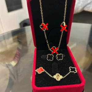 Van cleaf armband med örhängen - Läs‼️‼️ Det här är en online butik typ och vi säljer helt nya smycken i olika märken. De är 100% nickel och rostfria. Om ni har några frågor tveka inte med att fråga! Röda lådan kostar 20 kr extra annars får man en låda som finns på bild 2 i en slumpmässig färg!