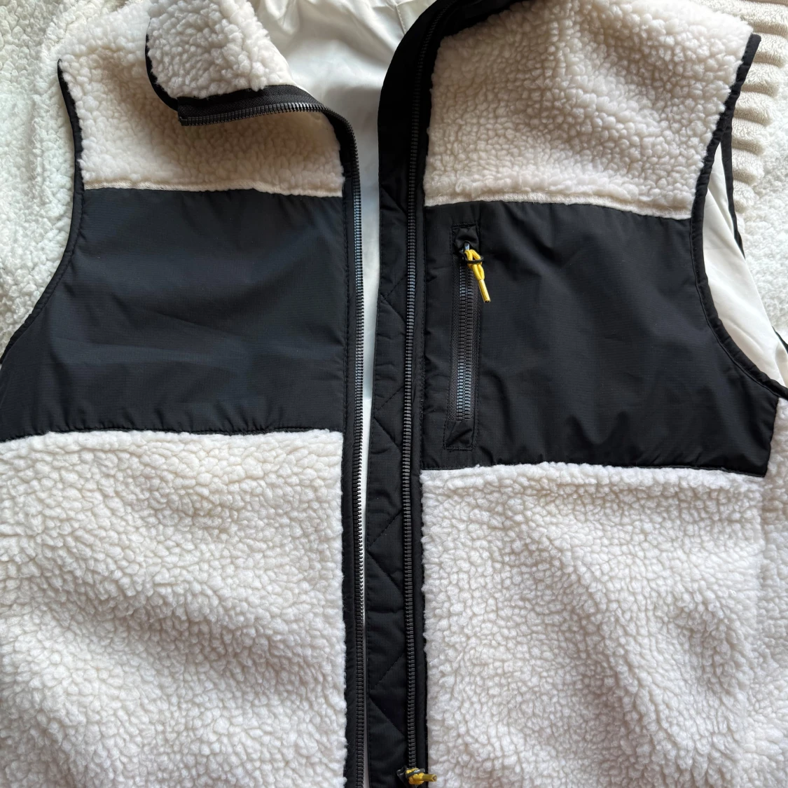 Vit och svart fleeceväst från H&M