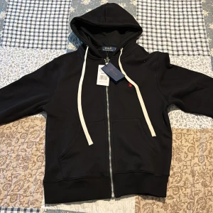 Polo Ralph Lauren hoodie - Säljer oanvänd Polo Ralph Lauren, storlek s . Inga skador, dm för mer bilder