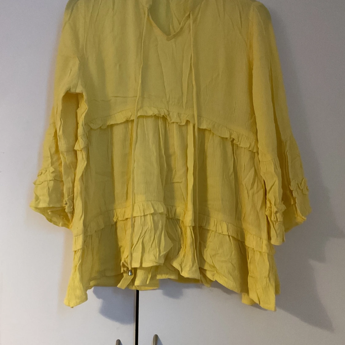 Gul volangblus med knytband