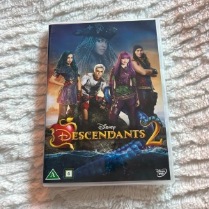 Descendants 2 - Följ med på ett episkt äventyr med ungdomarna från Descendants 2! Färgstarka karaktärer, coola outfits och massor av spänning väntar. Perfekt för dig som gillar fantasy, vänskap och action. En film som garanterat underhåller unga och för familjen 