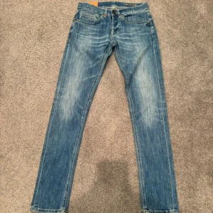 Dondup Jeans George  - Dondup Jeans George! Trendigaste jeansen på marknaden. Skick 9,5/10 Nypris = 4000kr  Säljs för = 499