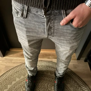 Grå slim jeans från Jack & Jones - Tja! Säljer dessa riktigt snygga jeans ifrån jack n jones | W29 L32 | Modell~Glenn | Färg~Grå | Jag på bilden är 181! | Hör av er vid minsta lilla fundering🙌