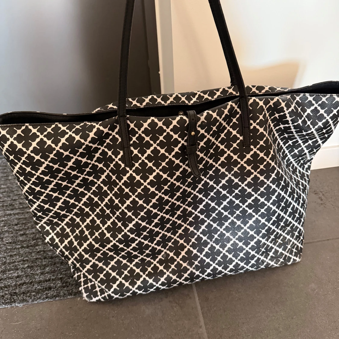 Svartvit shoppingväska By Malene Birger