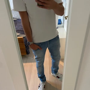 Dondup Jeans - Dondup Jeans Ritchie! Trendigaste jeansen på marknaden. Skick 9,5/10 Nypris = 4000kr  Säljs för = 579