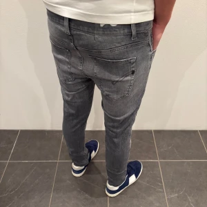 Dondup Jeans - Dondup Jeans! Trendigaste jeansen på marknaden.  Skick= 9,5/10 Ny pris= 4000 kr Säljs för= 850 kr 
