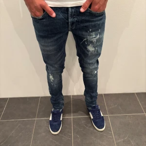Dondup Jeans George  - Dondup Jeans George! Trendigaste jeansen på marknaden.  Skick= 9,5/10 Ny pris= 4000 kr Säljs för= 1199 kr (Modellen har original slitningar från fabrik vilket är väldigt eftertraktat och populärt)