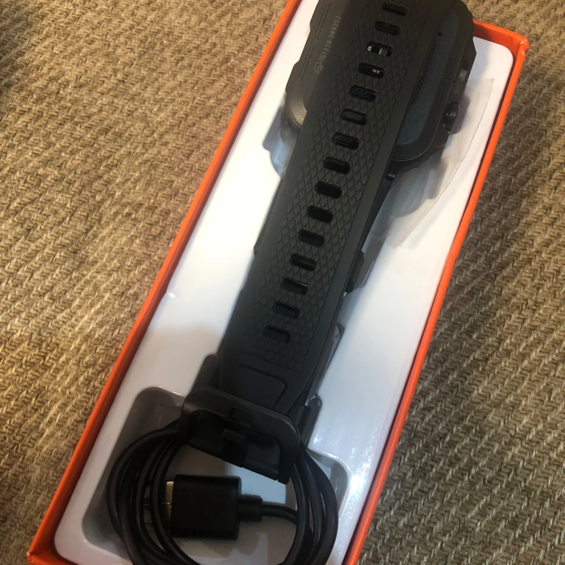 Svart sportig smartwatch med laddare - 1