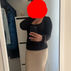 Svart långärmad topp med rund ringning - En svart långärmad topp med rund, något djupare ringning från Gina tricot. Toppens passform är normal och den är tillverkad i ett mjukt, stretchigt material som känns bekvämt mot huden. Lappen är bortklippt men är strl L.  