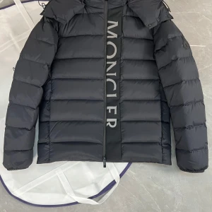 Svart Moncler pufferjacka med huva - Hej alla storlekar finns tillgängliga 