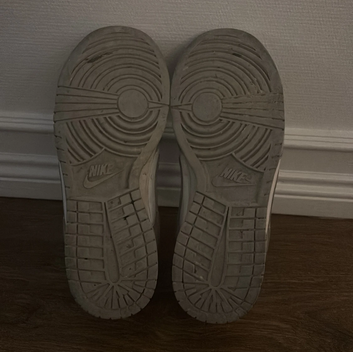 Nike Dunk Low i grå och vitt - 3