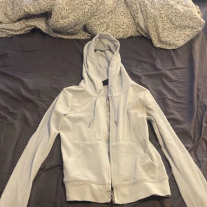 Ljusblå kofta och byxor från Juicy Couture - Säljer mitt juicy couture sett från 500 kronor. Den som lägger högst bud får de! Ingenting som är smutsigt. Har slutat använda de, därför säljer jag de. 