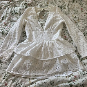 Vit klänning med öppen rygg - Säljer min studentklänning. Uppsydd i Vietnam. 