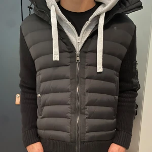  Moncler cardigan  - Tja, säljer en svart Moncler cardigan i storleken M den är ny köpten den i mitten av juli från NK och har inte använt den så mycket eftersom att de var en varmsommar och jag skulle säga att den är perfekt nu till hösten när de börjar bli lite kallare det är bara att höra av sig om du har nån fårga jag svarar på allt 3000 priset och att diskutera vid snabb affär den  har fler bilder hur den sitter på så de bara att höra av sig 