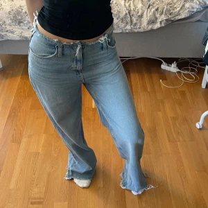 Lågmidjade jeans med detalj  - Så fina jeans med snygg sömn, från mango. Använda 2 ggr.