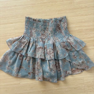 Kjol Neo Noir - Kjol från Neo Noir som inte kommer inte till användning längre. Endast använd fåtal gånger. Storlek XS men är väldigt formbar i tyget så skulle säga passar S och M också, jag har stl M🌸