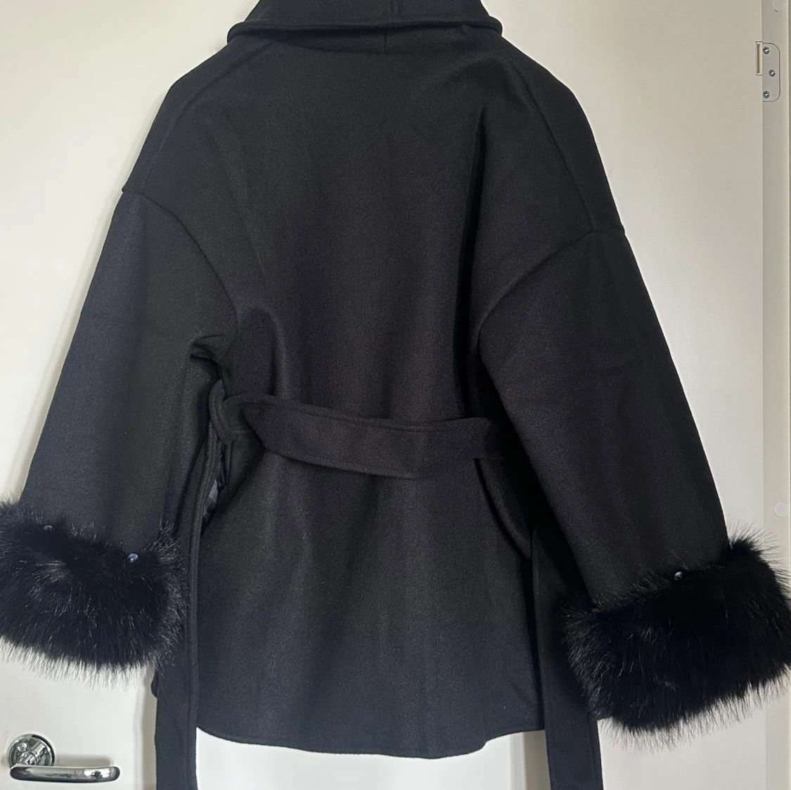 Svart kappa med pälsdetaljer och bälte - 1