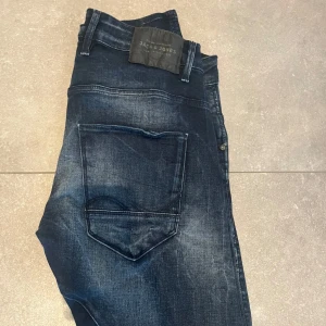 Jack & Jones jeans 👖  - Säljer ett par mörkblå jeans från Jack & Jones, modell: Slim fit/Tim🇮🇹Storlek: W30 L32, nypris: 1000kr, mitt pris: 199kr, väldigt mjuka med bra stretch, skriv vid funderingar!