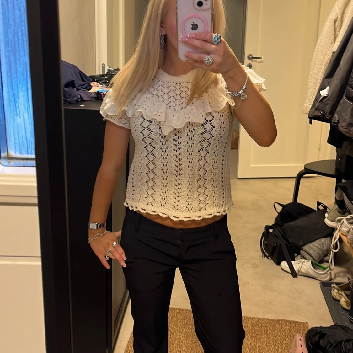 Vit stickad blus med volangkrage