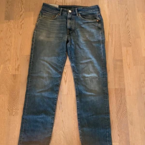 Blå regular fit jeans från H&M 32/32 - Klassiska blå jeans från H&M i regular fit med raka ben och femficksmodell. Jeansen har en snygg tvättad look och är tillverkade i slitstarkt denim. Perfekta för dig som gillar en enkel och tidlös stil.